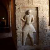 ...con ai due lati rilievi cinquecenteschi di alte figure di eunuchi mori reggicortina